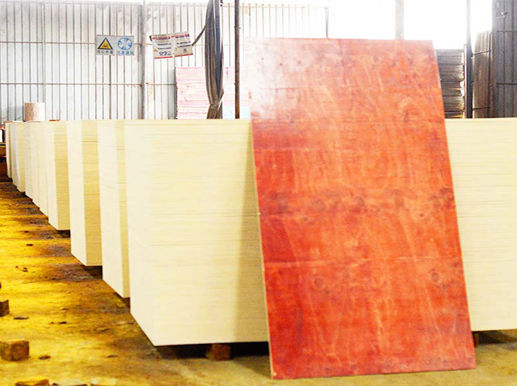 大的建筑模板廠家